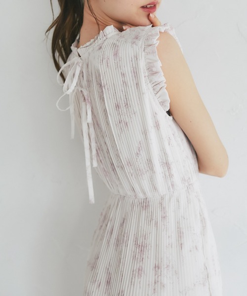 tocco closet(トッコ クローゼット)の「リボン&フリル付きプリーツシフォンフラワープリントワンピース(ワンピース・レディース・ブルー/ピンクベージュ・M)」の9枚目の写真