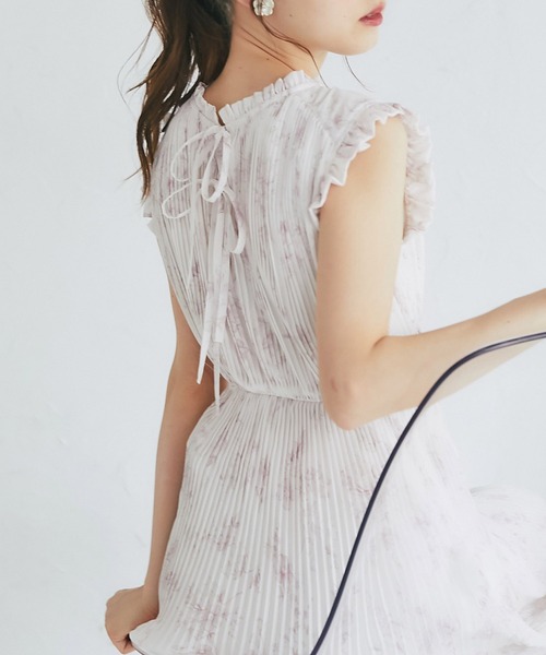 tocco closet(トッコ クローゼット)の「リボン&フリル付きプリーツシフォンフラワープリントワンピース(ワンピース・レディース・ブルー/ピンクベージュ・M)」の11枚目の写真