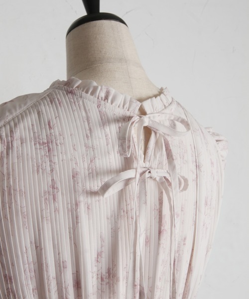 tocco closet(トッコ クローゼット)の「リボン&フリル付きプリーツシフォンフラワープリントワンピース(ワンピース・レディース・ブルー/ピンクベージュ・M)」の19枚目の写真