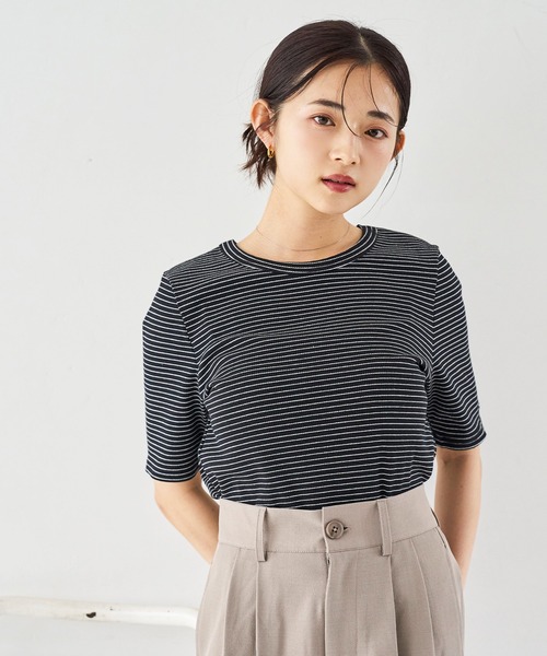 mil(ミル)の「袖ロゴ刺繍リブトップス【シンプル・着回し】(Tシャツ/カットソー・レディース・オートミール/サックスブルー/オフホワイト/チャコールグレー/ホワイト/ブラウン/グレイッシュベージュ/ブラック×ホワイト/ホワイト系その他/ホワイト×ブラック・XS/S)」の6枚目の写真