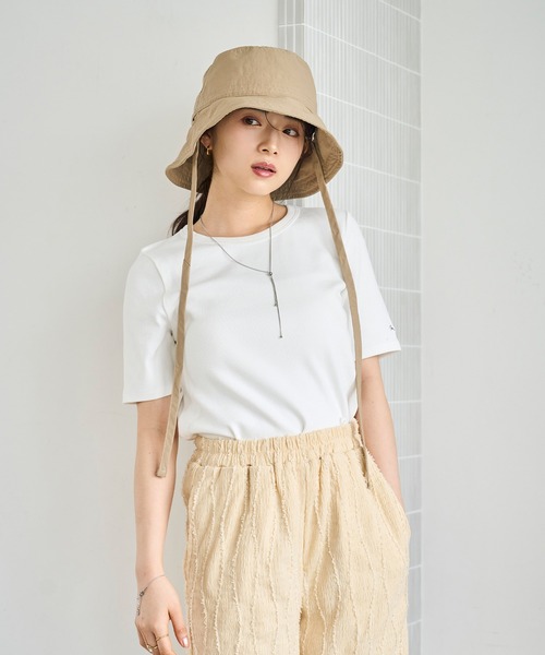 mil(ミル)の「袖ロゴ刺繍リブトップス【シンプル・着回し】(Tシャツ/カットソー・レディース・オートミール/サックスブルー/オフホワイト/チャコールグレー/ホワイト/ブラウン/グレイッシュベージュ/ブラック×ホワイト/ホワイト系その他/ホワイト×ブラック・XS/S)」の2枚目の写真