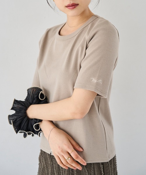 mil(ミル)の「袖ロゴ刺繍リブトップス【シンプル・着回し】(Tシャツ/カットソー・レディース・オートミール/サックスブルー/オフホワイト/チャコールグレー/ホワイト/ブラウン/グレイッシュベージュ/ブラック×ホワイト/ホワイト系その他/ホワイト×ブラック・XS/S)」の9枚目の写真