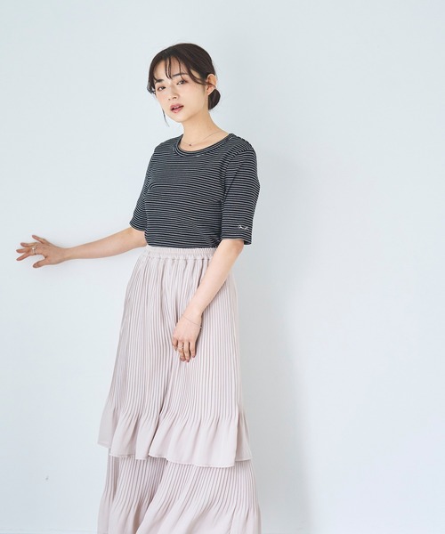mil(ミル)の「袖ロゴ刺繍リブトップス【シンプル・着回し】(Tシャツ/カットソー・レディース・オートミール/サックスブルー/オフホワイト/チャコールグレー/ホワイト/ブラウン/グレイッシュベージュ/ブラック×ホワイト/ホワイト系その他/ホワイト×ブラック・XS/S)」の17枚目の写真