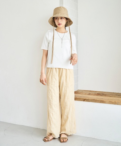 mil(ミル)の「袖ロゴ刺繍リブトップス【シンプル・着回し】(Tシャツ/カットソー・レディース・オートミール/サックスブルー/オフホワイト/チャコールグレー/ホワイト/ブラウン/グレイッシュベージュ/ブラック×ホワイト/ホワイト系その他/ホワイト×ブラック・XS/S)」の20枚目の写真