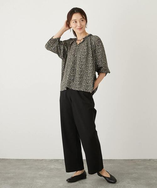 MELROSE claire(メルローズ クレール)の「【ベルベットテープ使いがポイントのフラワープリントブラウス】(シャツ/ブラウス・レディース・ブラウン/ブラック・FREE)」の3枚目の写真