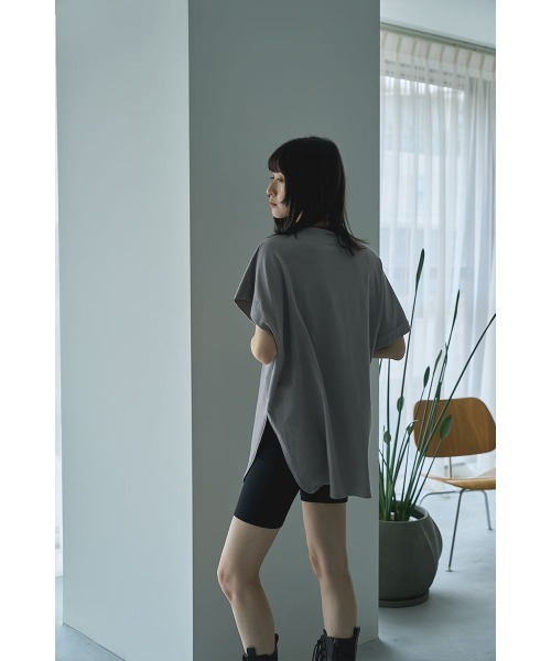 marjour（マージュール）の「ASYMMETRY SLEEVE TEE（Tシャツ/カットソー・レディース・グレー/ブラック・M）」の9枚目の写真