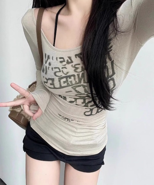 lilful（リルフル）の「【新色登場 ブラック/グレー 】【スタイルアップ効果！】ロゴプリント タイトフィット ロンT（Tシャツ/カットソー・レディース・ライトベージュ/グレー/ブラック・M/L）」の8枚目の写真