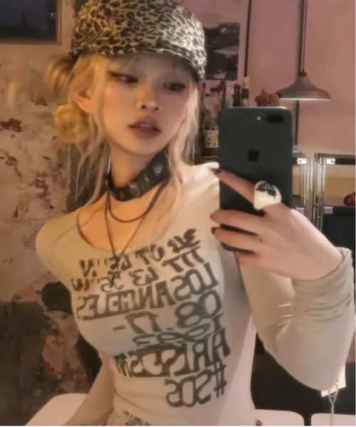 lilful（リルフル）の「【新色登場 ブラック/グレー 】【スタイルアップ効果！】ロゴプリント タイトフィット ロンT（Tシャツ/カットソー・レディース・ライトベージュ/グレー/ブラック・M/L）」の4枚目の写真