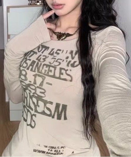 lilful（リルフル）の「【新色登場 ブラック/グレー 】【スタイルアップ効果！】ロゴプリント タイトフィット ロンT（Tシャツ/カットソー・レディース・ライトベージュ/グレー/ブラック・M/L）」の10枚目の写真