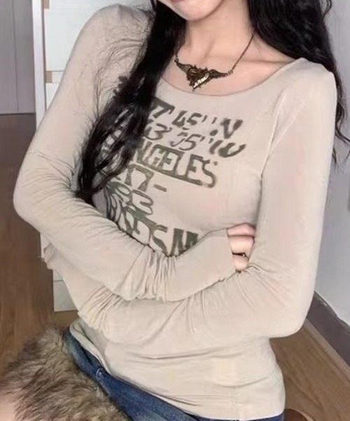 lilful（リルフル）の「【新色登場 ブラック/グレー 】【スタイルアップ効果！】ロゴプリント タイトフィット ロンT（Tシャツ/カットソー・レディース・ライトベージュ/グレー/ブラック・M/L）」の11枚目の写真