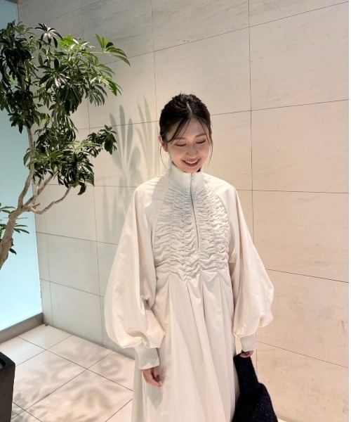 emmi（エミ）の「eco ギャザーディテールワンピース（ワンピース・レディース・アイボリー/ブラック・0/1）」の8枚目の写真