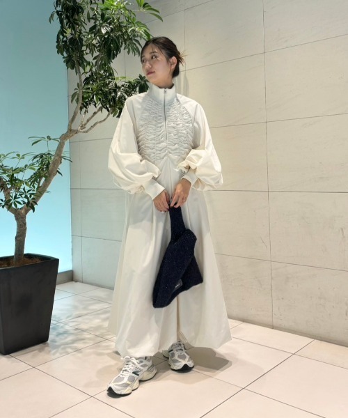 emmi（エミ）の「eco ギャザーディテールワンピース（ワンピース・レディース・アイボリー/ブラック・0/1）」の5枚目の写真