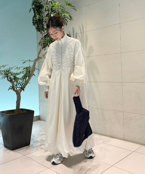 emmi（エミ）の「eco ギャザーディテールワンピース（ワンピース・レディース・アイボリー/ブラック・0/1）」の6枚目の写真