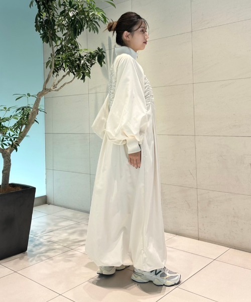 emmi（エミ）の「eco ギャザーディテールワンピース（ワンピース・レディース・アイボリー/ブラック・0/1）」の4枚目の写真