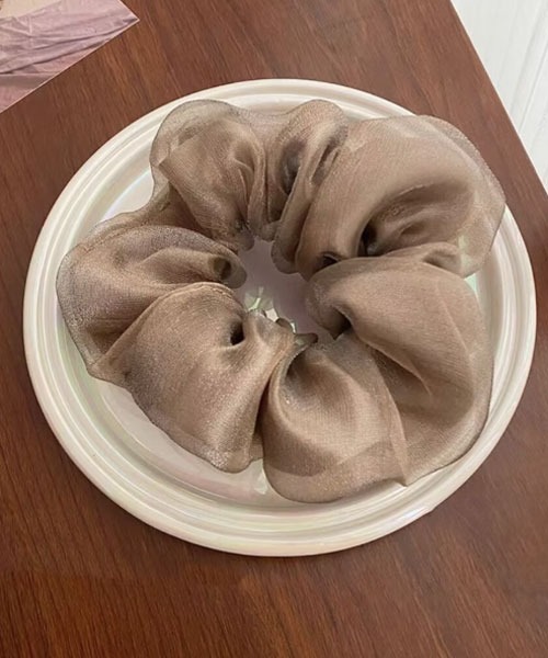 VIBGYOR Women(ヴィブジョー ウィメン)の「【float】オーガンジー シンプル シフォン シュシュ(シュシュ・レディース・アイボリー/ブラック/ブラウン・FREE)」の3枚目の写真