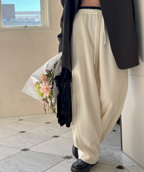 FUULLY STUDIO(フーリィーステューディオ)の「ウエストデザインバレルスエットパンツ(スウェットパンツ・レディース・ネイビー/アイボリー・FREE)」の3枚目の写真