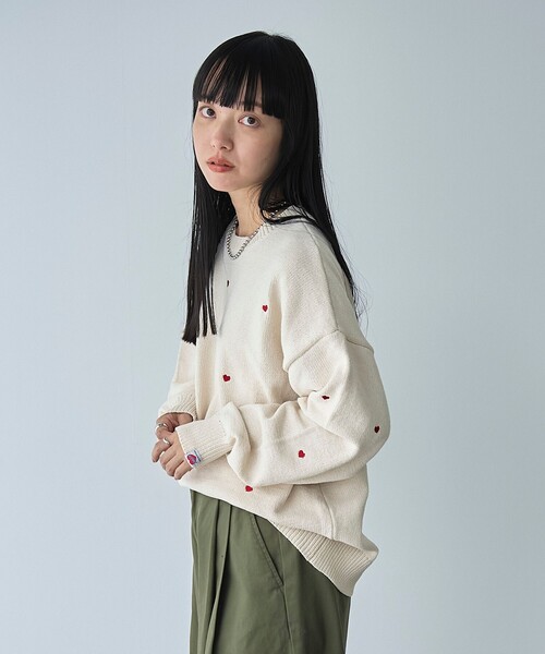 SUNNY  SPORTS（サニースポーツ）の「【大人が着やすいハート柄/WEB限定】SunnySports（サニースポーツ）別注　ハート刺繍モールニット（ニット/セーター・レディース・レッド/オフホワイト/ブラック・FREE）」の4枚目の写真