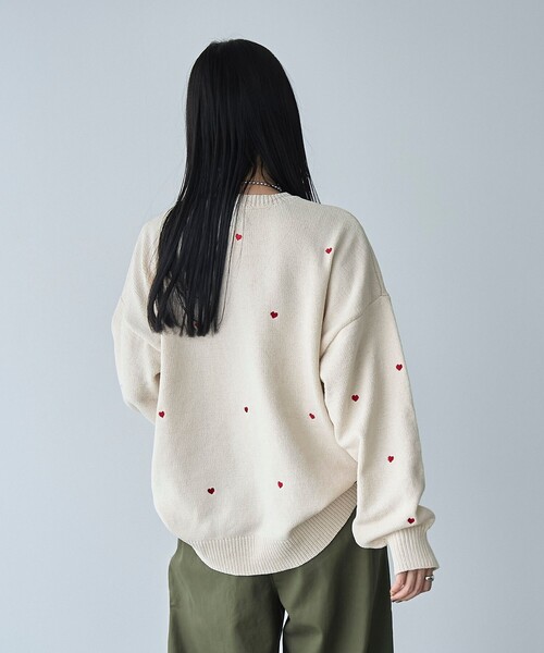 SUNNY  SPORTS（サニースポーツ）の「【大人が着やすいハート柄/WEB限定】SunnySports（サニースポーツ）別注　ハート刺繍モールニット（ニット/セーター・レディース・レッド/オフホワイト/ブラック・FREE）」の5枚目の写真