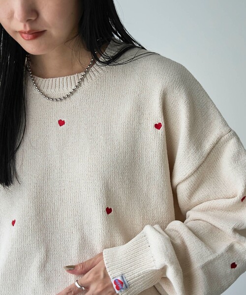 SUNNY  SPORTS（サニースポーツ）の「【大人が着やすいハート柄/WEB限定】SunnySports（サニースポーツ）別注　ハート刺繍モールニット（ニット/セーター・レディース・レッド/オフホワイト/ブラック・FREE）」の6枚目の写真