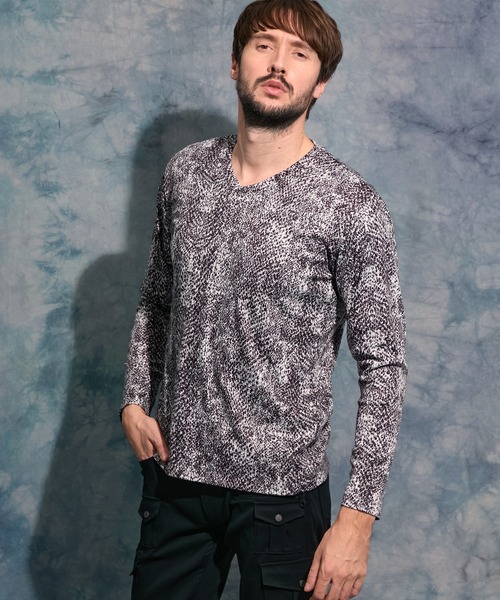 HIDEAWAYS NICOLE（ハイダウェイニコル）の「パイソン柄プリントVネックプルオーバー（Tシャツ/カットソー・メンズ・オフホワイト/グレー/ブラック・MEDIUM/LARGE/X-LARGE）」の3枚目の写真