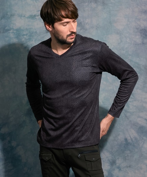 HIDEAWAYS NICOLE（ハイダウェイニコル）の「パイソン柄プリントVネックプルオーバー（Tシャツ/カットソー・メンズ・オフホワイト/グレー/ブラック・MEDIUM/LARGE/X-LARGE）」の2枚目の写真