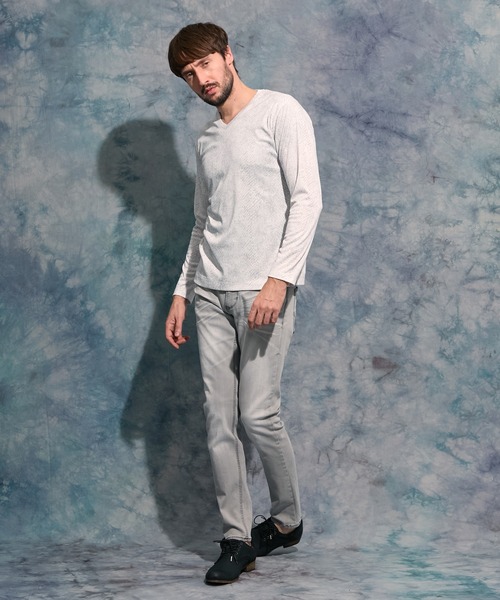 HIDEAWAYS NICOLE（ハイダウェイニコル）の「パイソン柄プリントVネックプルオーバー（Tシャツ/カットソー・メンズ・オフホワイト/グレー/ブラック・MEDIUM/LARGE/X-LARGE）」の4枚目の写真