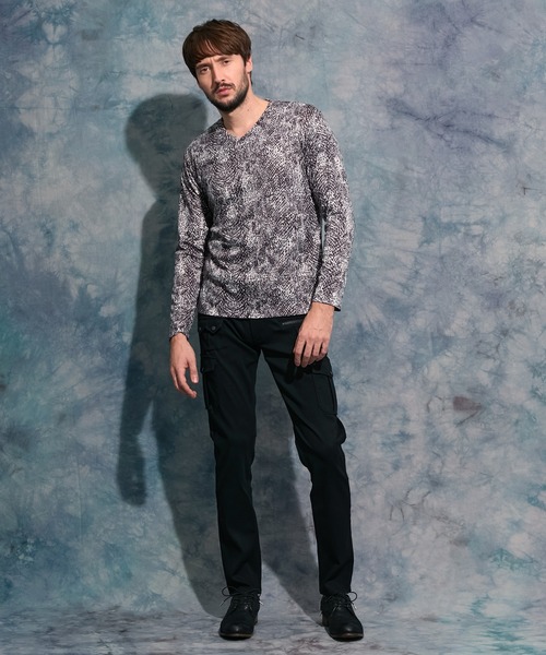 HIDEAWAYS NICOLE（ハイダウェイニコル）の「パイソン柄プリントVネックプルオーバー（Tシャツ/カットソー・メンズ・オフホワイト/グレー/ブラック・MEDIUM/LARGE/X-LARGE）」の5枚目の写真