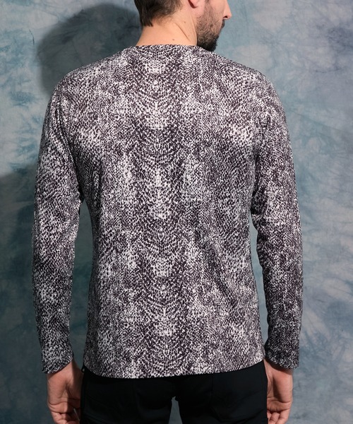 HIDEAWAYS NICOLE（ハイダウェイニコル）の「パイソン柄プリントVネックプルオーバー（Tシャツ/カットソー・メンズ・オフホワイト/グレー/ブラック・MEDIUM/LARGE/X-LARGE）」の9枚目の写真