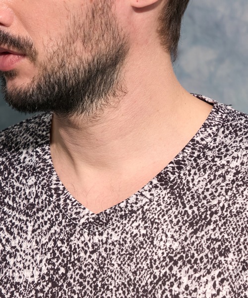 HIDEAWAYS NICOLE（ハイダウェイニコル）の「パイソン柄プリントVネックプルオーバー（Tシャツ/カットソー・メンズ・オフホワイト/グレー/ブラック・MEDIUM/LARGE/X-LARGE）」の10枚目の写真