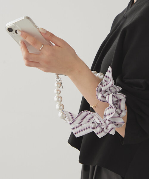 Actually(アクチュアリー)の「ストライプギャザースマホストラップ(スマホグッズ・レディース・ホワイト/ブルー系その他・0)」の2枚目の写真