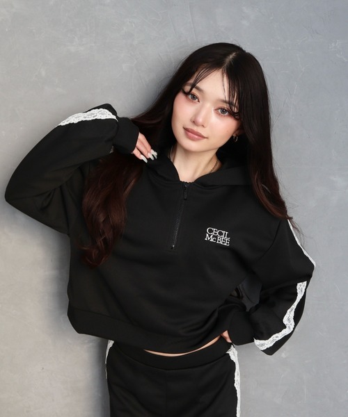 CECIL McBEE（セシルマクビー）の「刺繍ロゴレーステープハーフジップ