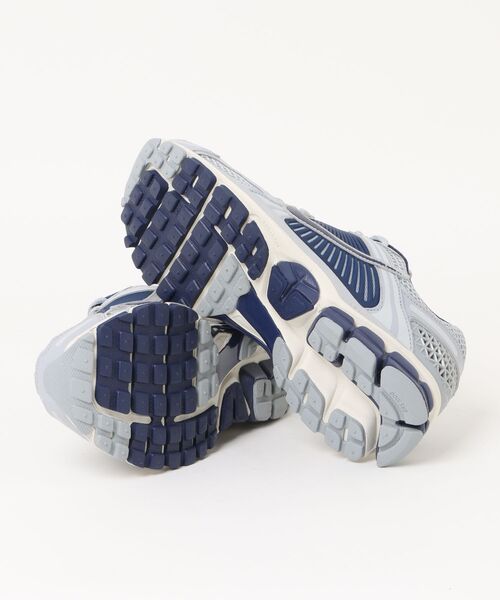 NIKE(ナイキ)の「NIKE ZOOM VOMERO 5 FB9149-003(スニーカー・レディース・グレー・24㎝/25㎝/24.5㎝)」の9枚目の写真