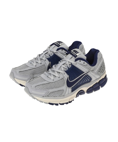 NIKE(ナイキ)の「NIKE ZOOM VOMERO 5 FB9149-003(スニーカー・レディース・グレー・24㎝/25㎝/24.5㎝)」の2枚目の写真
