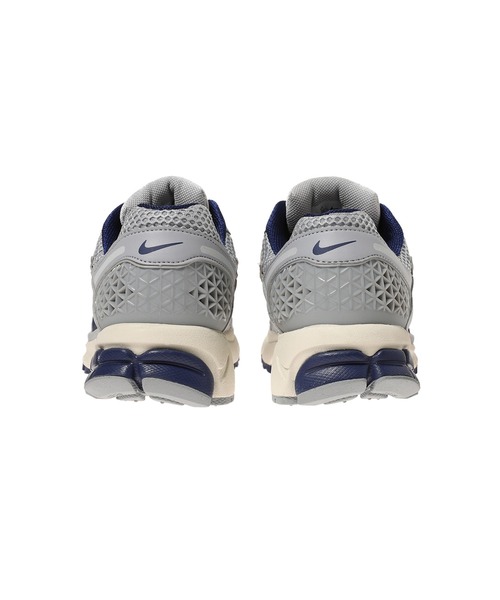 NIKE(ナイキ)の「NIKE ZOOM VOMERO 5 FB9149-003(スニーカー・レディース・グレー・24㎝/25㎝/24.5㎝)」の3枚目の写真