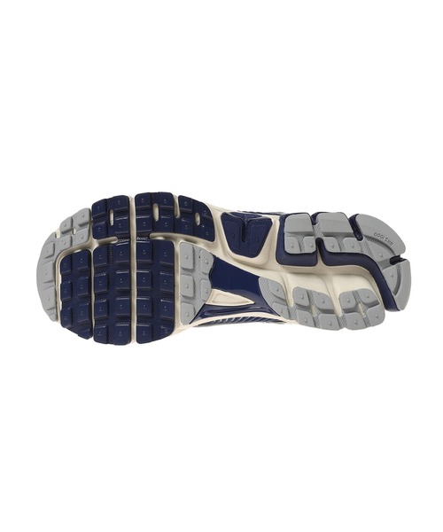 NIKE(ナイキ)の「NIKE ZOOM VOMERO 5 FB9149-003(スニーカー・レディース・グレー・24㎝/25㎝/24.5㎝)」の6枚目の写真