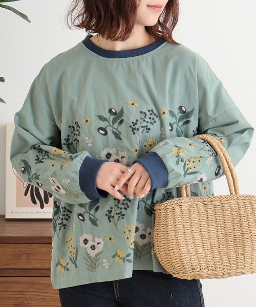 Emago(イマゴ)の「EMAGO 花刺繍ブラウス(シャツ/ブラウス・レディース・アイボリー/グリーン/ブラック・FREE)」の2枚目の写真