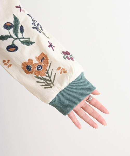Emago(イマゴ)の「EMAGO 花刺繍ブラウス(シャツ/ブラウス・レディース・アイボリー/グリーン/ブラック・FREE)」の20枚目の写真