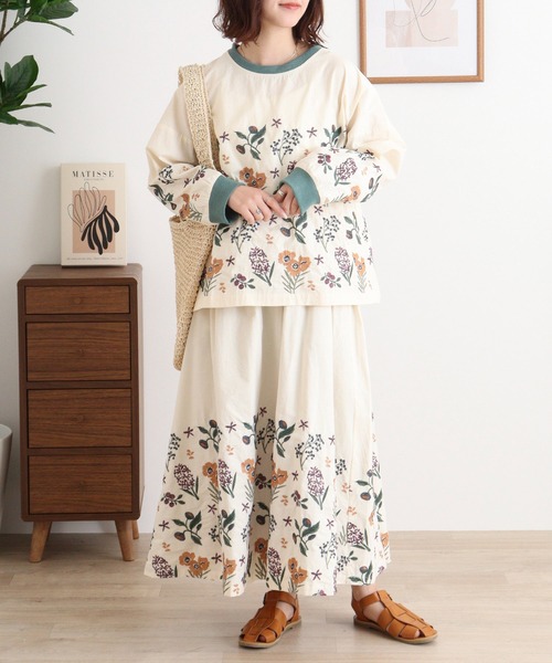Emago(イマゴ)の「EMAGO 花刺繍ブラウス(シャツ/ブラウス・レディース・アイボリー/グリーン/ブラック・FREE)」の5枚目の写真