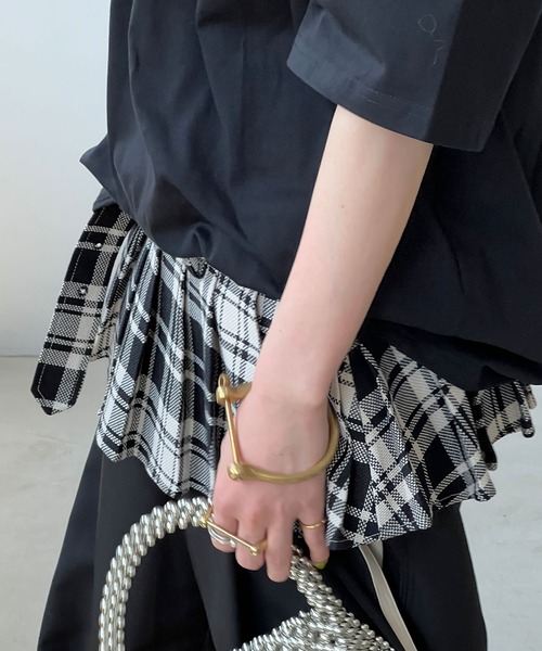 chuclla(チュクラ)の「【YOUYILIN】シアーフリルネック オーバーT CHYOUW25s021(Tシャツ/カットソー・レディース・グレー/ブラック・FREE)」の21枚目の写真