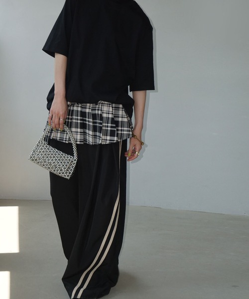 chuclla(チュクラ)の「【YOUYILIN】シアーフリルネック オーバーT CHYOUW25s021(Tシャツ/カットソー・レディース・グレー/ブラック・FREE)」の3枚目の写真
