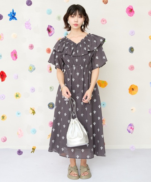 JETSET SOLO PLUS (ジェットセットソロプラス)の「【INDUS luxury for JETSET SOLO PLUS】ホイルプリントVネックフレアワンピース(ワンピース・レディース・チャコールグレー/スモークピンク・FREE)」の2枚目の写真