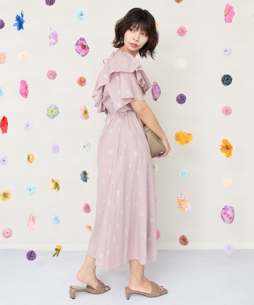 JETSET SOLO PLUS (ジェットセットソロプラス)の「【INDUS luxury for JETSET SOLO PLUS】ホイルプリントVネックフレアワンピース(ワンピース・レディース・チャコールグレー/スモークピンク・FREE)」の4枚目の写真
