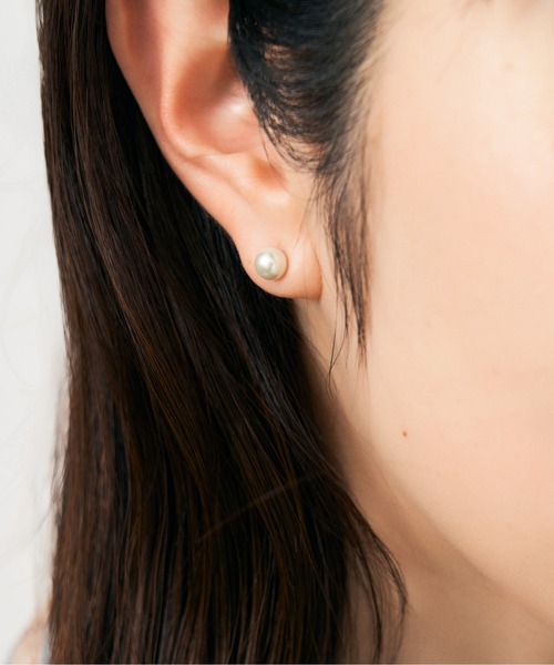 Jewel closet by L&Co.(ジュエルクローゼットバイエルアンドコー)の「K10 ホワイトゴールド シェル/貝 パール ピアス(ピアス(両耳用)・レディース・ゴールド系1/ゴールド系2/ゴールド系・FREE)」の7枚目の写真