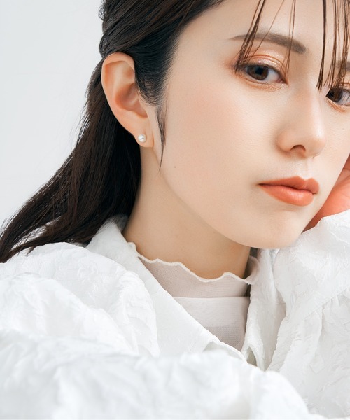 Jewel closet by L&Co.(ジュエルクローゼットバイエルアンドコー)の「K10 ホワイトゴールド シェル/貝 パール ピアス(ピアス(両耳用)・レディース・ゴールド系1/ゴールド系2/ゴールド系・FREE)」の8枚目の写真