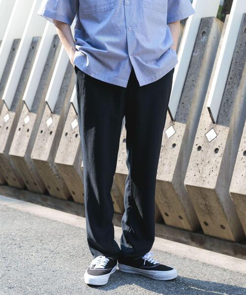 ITEMS URBANRESEARCH(アイテムズ アーバンリサーチ)の「『イージーケア/速乾/UVカット』『セットアップ対応』クイックドライリネンタッチイージーパンツ(その他パンツ・メンズ・ブラウン/グリーン/ブラック/チャコールグレー・MEDIUM/LARGE)」の1枚目の写真