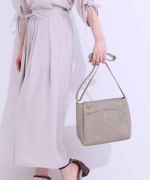 SHOO・LA・RUE（シューラルー）の「あおりポケットショルダーバッグ（ショルダーバッグ・レディース・グレー/オフホワイト/サックスブルー/イエロー/ブルー系その他/ライトベージュ・00）」の3枚目の写真