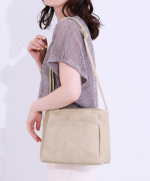 SHOO・LA・RUE（シューラルー）の「あおりポケットショルダーバッグ（ショルダーバッグ・レディース・グレー/オフホワイト/サックスブルー/イエロー/ブルー系その他/ライトベージュ・00）」の4枚目の写真