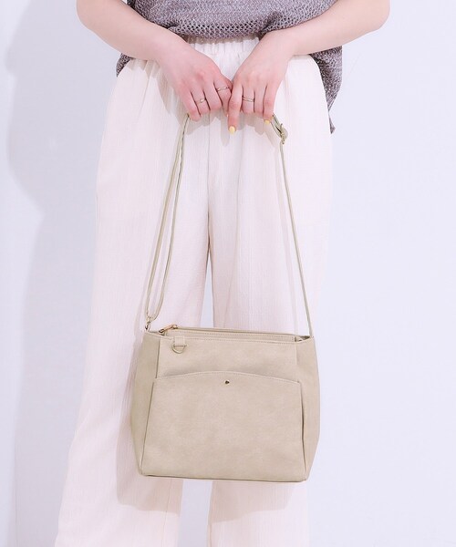 SHOO・LA・RUE（シューラルー）の「あおりポケットショルダーバッグ（ショルダーバッグ・レディース・グレー/オフホワイト/サックスブルー/イエロー/ブルー系その他/ライトベージュ・00）」の7枚目の写真
