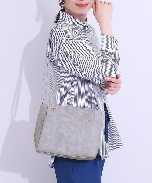 SHOO・LA・RUE（シューラルー）の「あおりポケットショルダーバッグ（ショルダーバッグ・レディース・グレー/オフホワイト/サックスブルー/イエロー/ブルー系その他/ライトベージュ・00）」の15枚目の写真