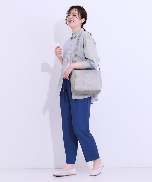 SHOO・LA・RUE（シューラルー）の「あおりポケットショルダーバッグ（ショルダーバッグ・レディース・グレー/オフホワイト/サックスブルー/イエロー/ブルー系その他/ライトベージュ・00）」の16枚目の写真